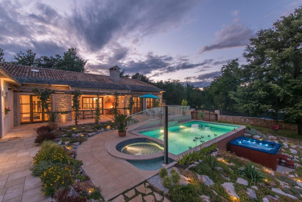 Family Villa Lipica With Private Pool And Jacuzzi Pazin Zewnętrze zdjęcie