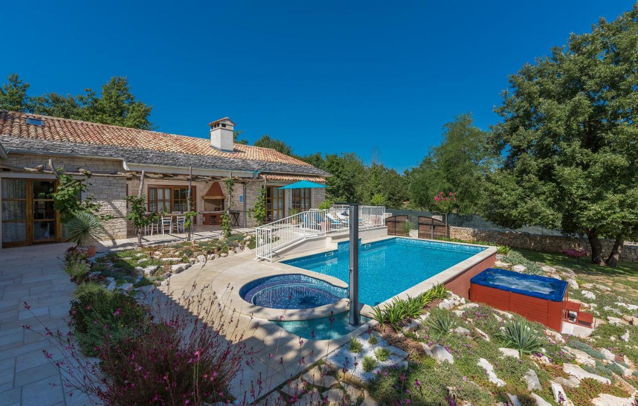 Family Villa Lipica With Private Pool And Jacuzzi Pazin Zewnętrze zdjęcie