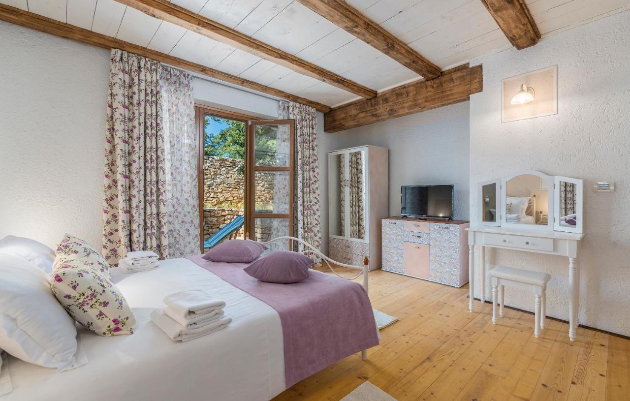 Family Villa Lipica With Private Pool And Jacuzzi Pazin Zewnętrze zdjęcie